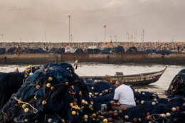 Accra;-Ghana;-Jamestown;-fishing-harbour;-fisherman;-nets;-floats;-rest;-waiting;-pirogue;-breakwater;-fishing-community;-artisanal-fishing;-Gulf-of-Guinea;-West-Africa;-historic-district;-daily-life;-documentary-photography;-Kaleidos;-Kaleidos-images;-La-parole-à-limage;-Stories-Pictures;-Tarek-Charara